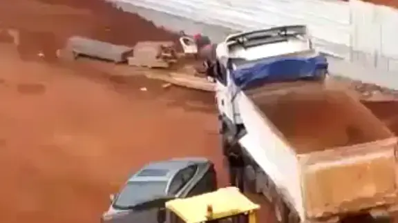 תיעוד של שופל שהופך רכב ל הוצאה לפועל, 12 בדצמבר 2016 תיעוד של שופל שהופך רכב ל הוצאה לפועל, 12 בדצמבר 2016