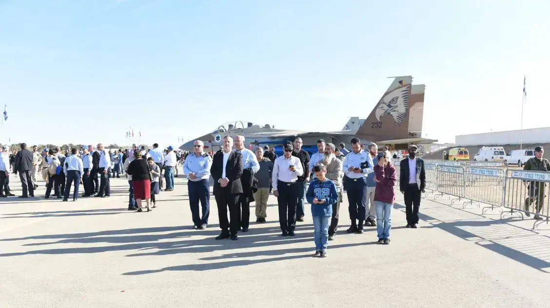 טקס קבלת מטוס האדיר בבסיס נבטים לאחר ההודעה כי המטוס יתעכב באיטליה, 12 בדצמבר 2016 טקס קבלת מטוס האדיר בבסיס נבטים לאחר ההודעה כי המטוס יתעכב באיטליה, 12 בדצמבר 2016