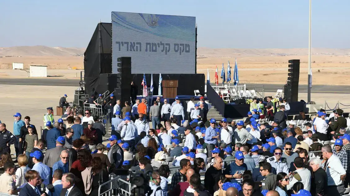 טקס קבלת מטוס האדיר בבסיס נבטים לאחר ההודעה כי המטוס יתעכב באיטליה, 12 בדצמבר 2016 טקס קבלת מטוס האדיר בבסיס נבטים לאחר ההודעה כי המטוס יתעכב באיטליה, 12 בדצמבר 2016