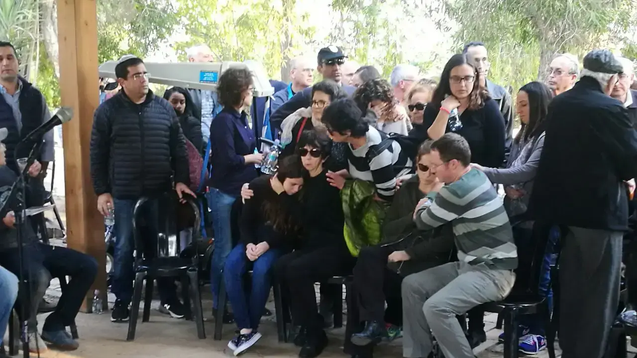 הלוויתם של ד"ר עמרי ניר ובנו עילי שנהרגו בתאונה בעת טיול בנחל צאלים, 12 בדצמבר 2016 הלוויתם של ד"ר עמרי ניר ובנו עילי שנהרגו בתאונה בעת טיול בנחל צאלים, 12 בדצמבר 2016