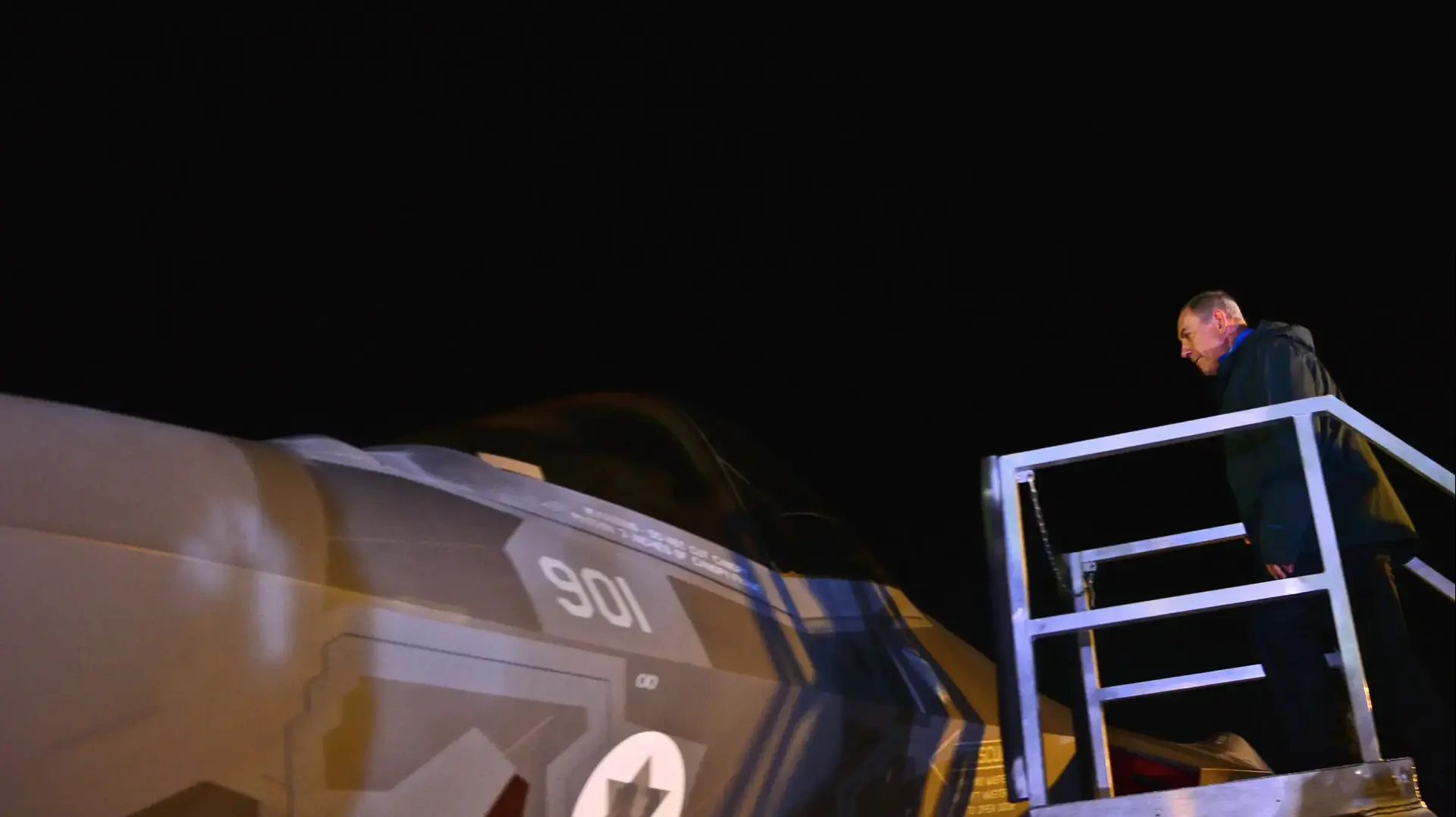 ראש הממשלה בנימין נתניהו ומטוס ה-F-35, בסיס נבטים, 12 בדצמבר 2016 ראש הממשלה בנימין נתניהו ומטוס ה-F-35, בסיס נבטים, 12 בדצמבר 2016