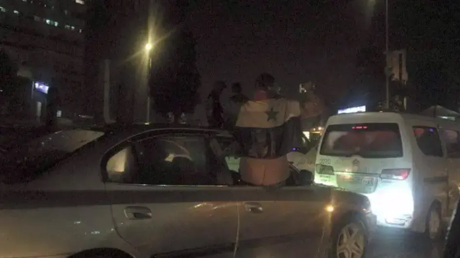 תושבי האזורים בחאלב הנשלטים בידי המשטר חוגגים את כיבוש רוב חלקי העיר בידי צבא אסד, דצמבר 2016 תושבי האזורים בחאלב הנשלטים בידי המשטר חוגגים את כיבוש רוב חלקי העיר בידי צבא אסד, דצמבר 2016