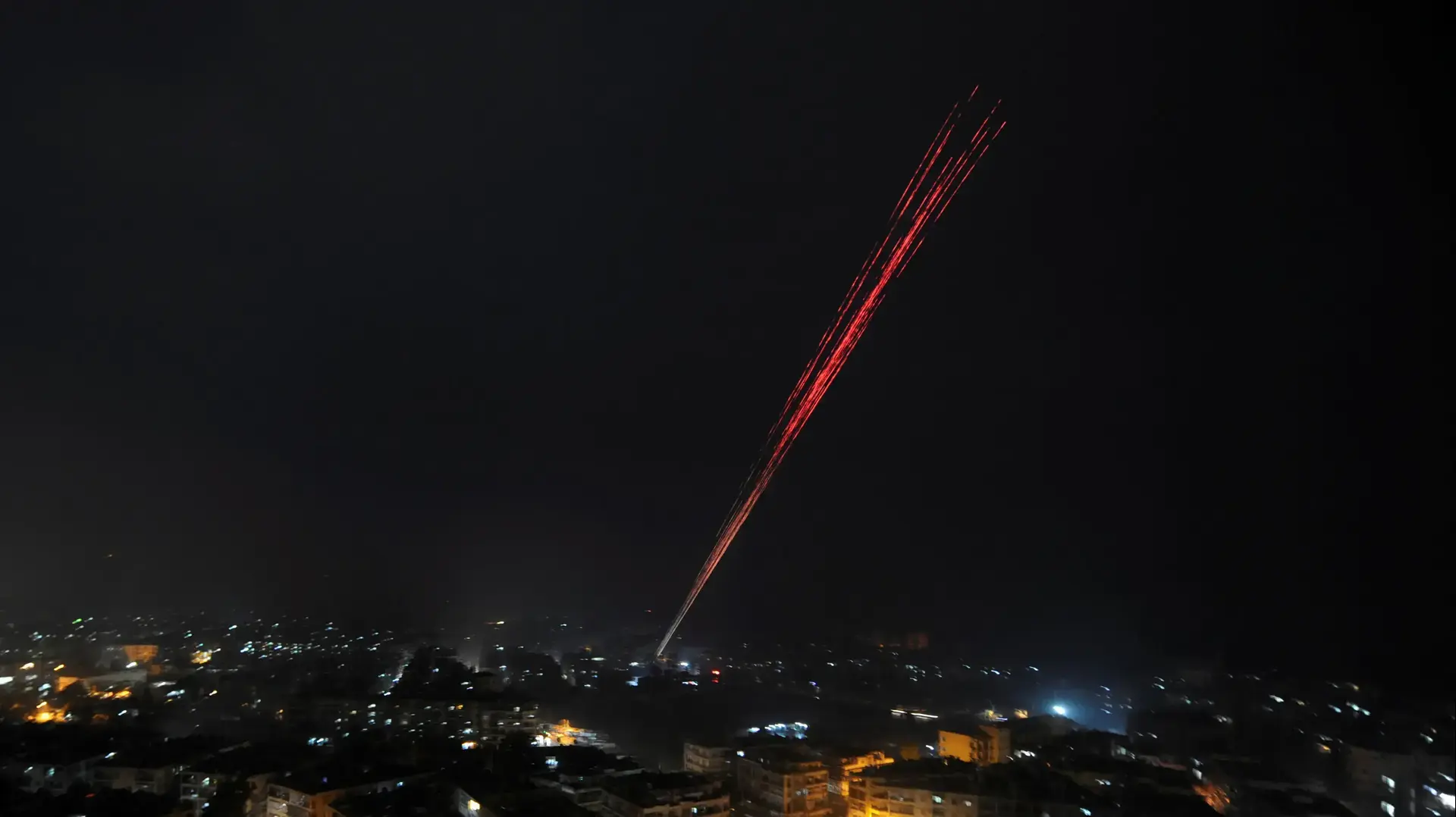 תושבי האזורים בחאלב הנשלטים בידי המשטר חוגגים את כיבוש רוב חלקי העיר בידי צבא אסד, דצמבר 2016 תושבי האזורים בחאלב הנשלטים בידי המשטר חוגגים את כיבוש רוב חלקי העיר בידי צבא אסד, דצמבר 2016