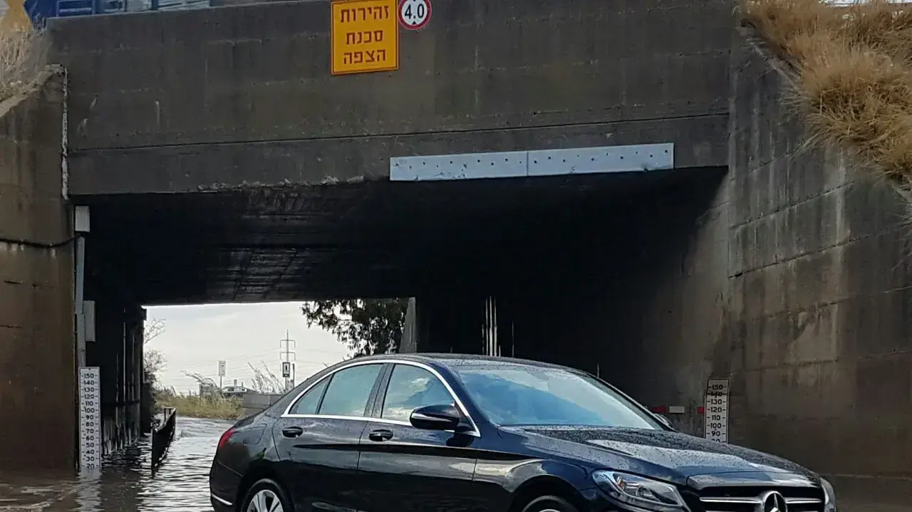 רכב שטבע במנהרה בעקבות הצפה בחיפה, 13 בדצמבר 2016 רכב שטבע במנהרה בעקבות הצפה בחיפה, 13 בדצמבר 2016
