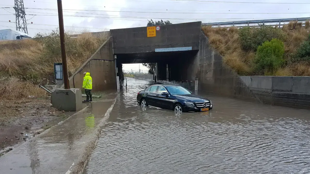 רכב שטבע במנהרה בעקבות הצפה בחיפה, 13 בדצמבר 2016 רכב שטבע במנהרה בעקבות הצפה בחיפה, 13 בדצמבר 2016