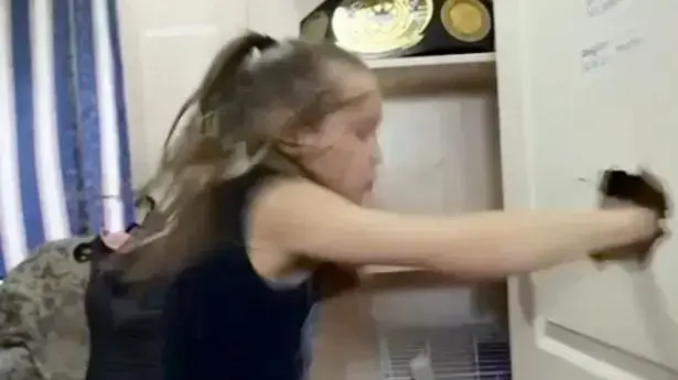 ילדה מתאגרפת