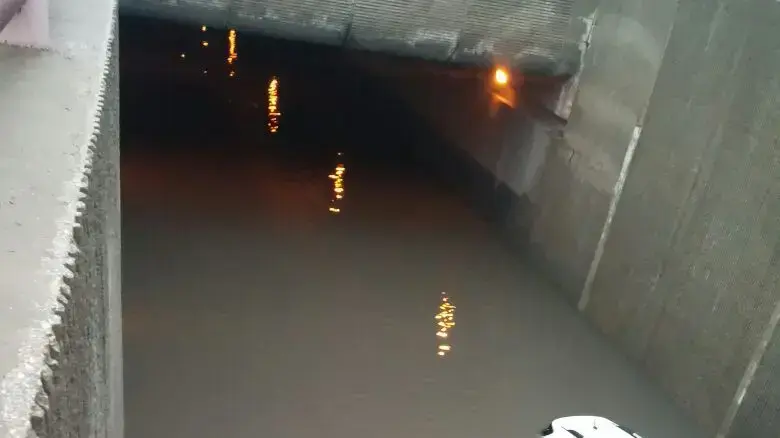 רכב שנתקע במנהרה מוצפת ברחוב חלוצי התעשייה בחיפה, 13 בדצמבר 2016 רכב שנתקע במנהרה מוצפת ברחוב חלוצי התעשייה בחיפה, 13 בדצמבר 2016