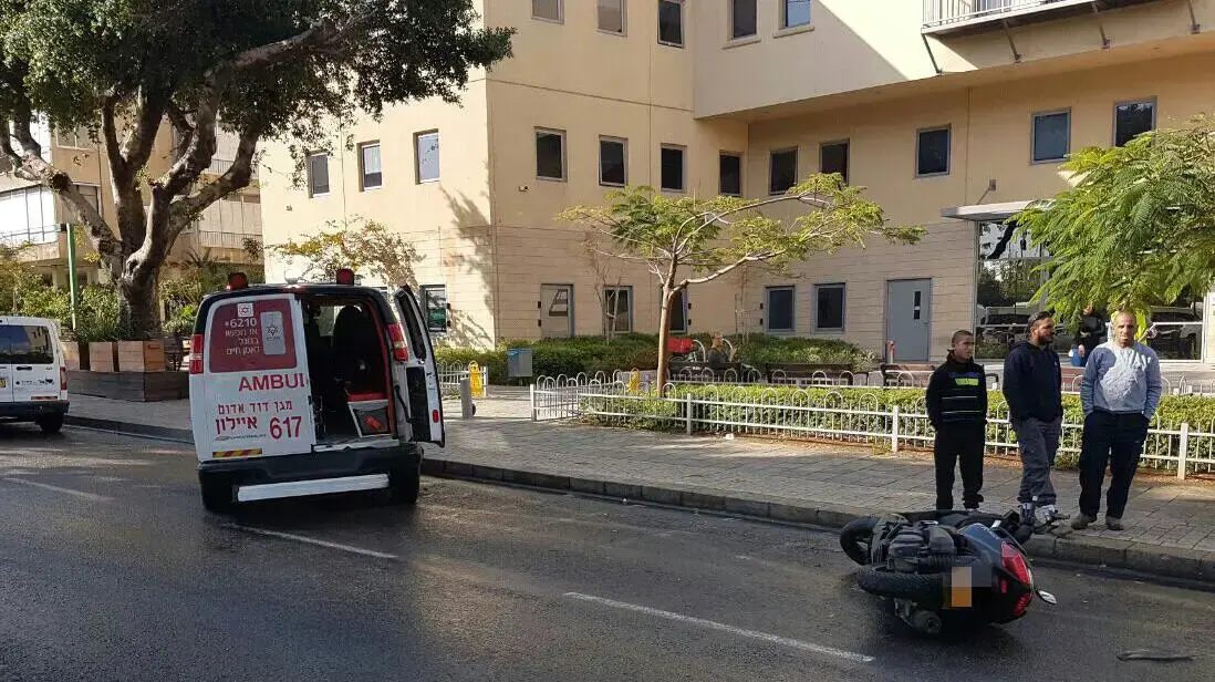 הולך רגל שנפגע מאופנוע בשדרות ירושלים בתל אביב, 13 בדצמבר 2016 הולך רגל שנפגע מאופנוע בשדרות ירושלים בתל אביב, 13 בדצמבר 2016