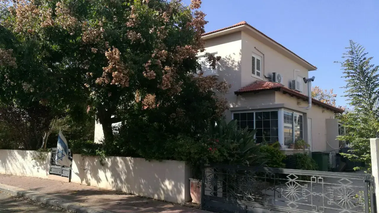 ביתו של ראש אגף כוח אדם חגי טופולנסקי שנפרץ אמש במועצה אזורית באר טוביה, 13 בדצמבר 2016 ביתו של ראש אגף כוח אדם חגי טופולנסקי שנפרץ אמש במועצה אזורית באר טוביה, 13 בדצמבר 2016