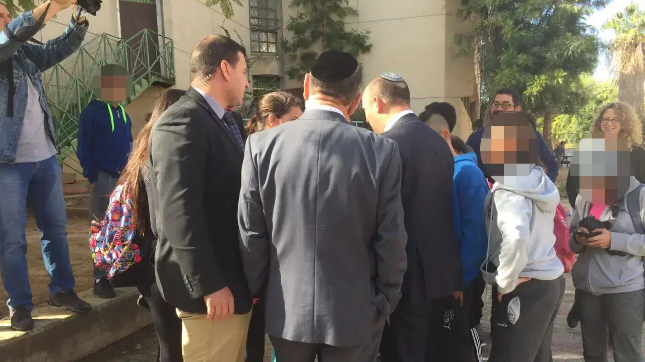 יושב ראש הבית היהודי ושר החינוך נפתלי בנט עם מערך אבטחה מתוגבר, 13 בדצמבר 2016 יושב ראש הבית היהודי ושר החינוך נפתלי בנט עם מערך אבטחה מתוגבר, 13 בדצמבר 2016