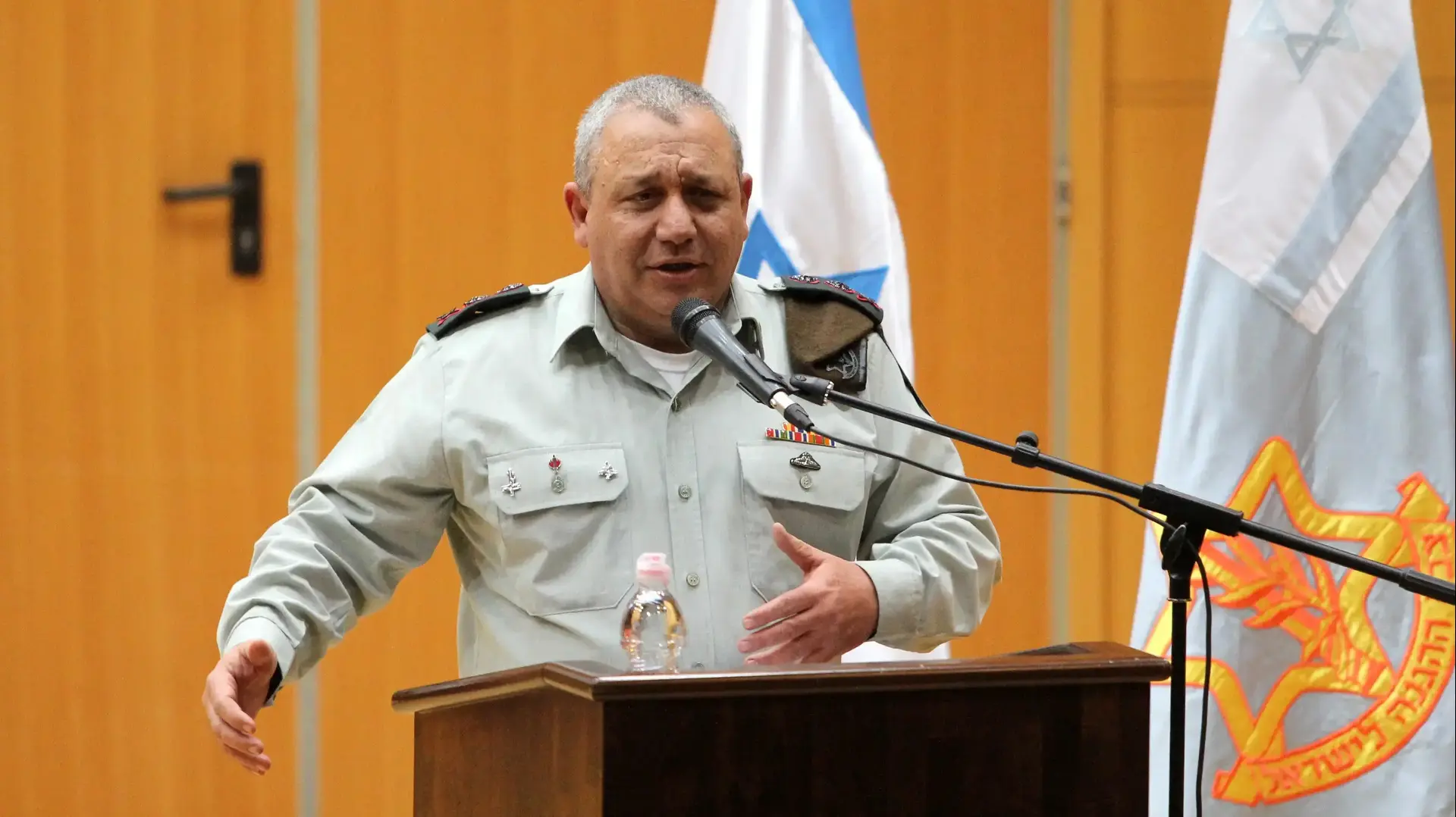 הרמטכ"ל רא"ל גדי איזנקוט בביקורו בבית ספר בעכו, 13 בדצמבר 2016 הרמטכ"ל רא"ל גדי איזנקוט בביקורו בבית ספר בעכו, 13 בדצמבר 2016