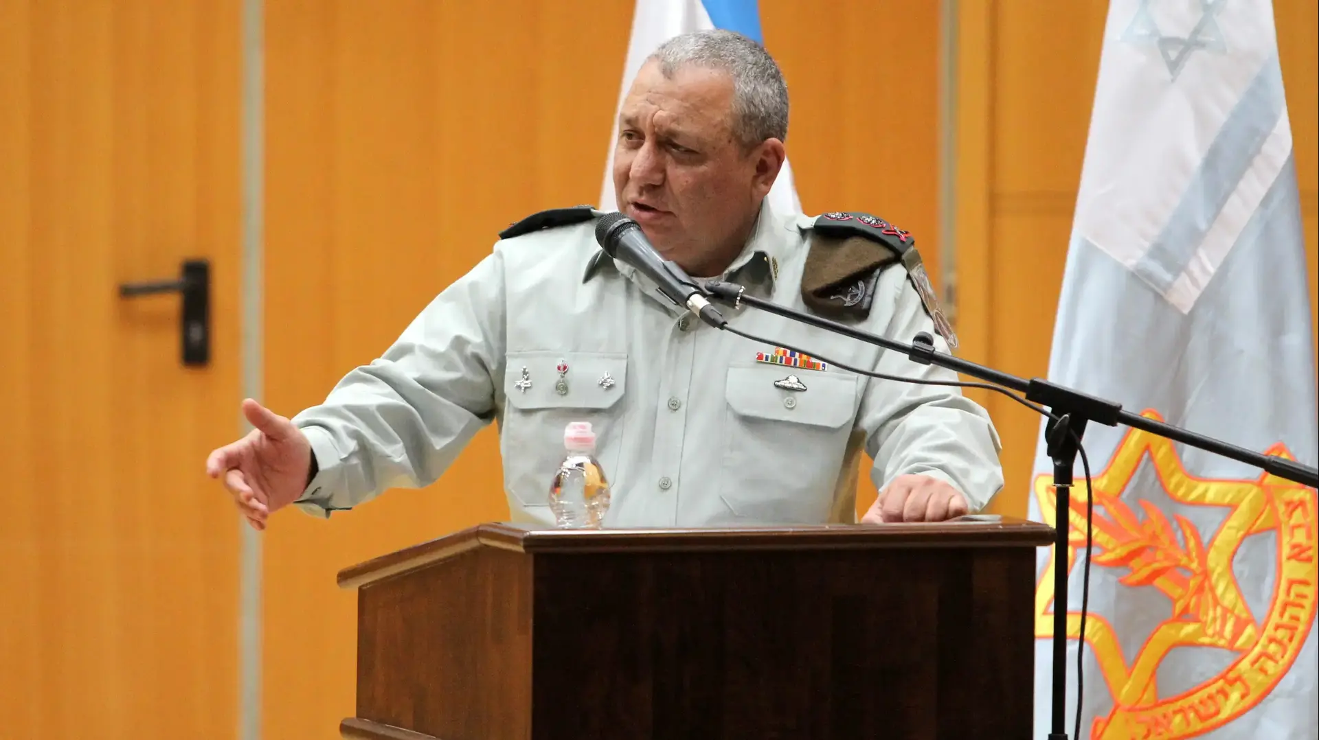 הרמטכ"ל רא"ל גדי איזנקוט בביקור בבית ספר בעכו, 13 בדצמבר 2016 הרמטכ"ל רא"ל גדי איזנקוט בביקור בבית ספר בעכו, 13 בדצמבר 2016