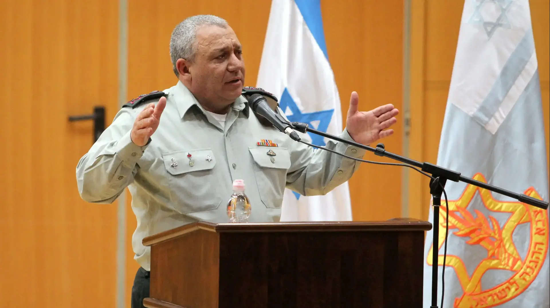הרמטכ"ל רא"ל גדי איזנקוט בביקור בבית ספר בעכו, 13 בדצמבר 2016 הרמטכ"ל רא"ל גדי איזנקוט בביקור בבית ספר בעכו, 13 בדצמבר 2016