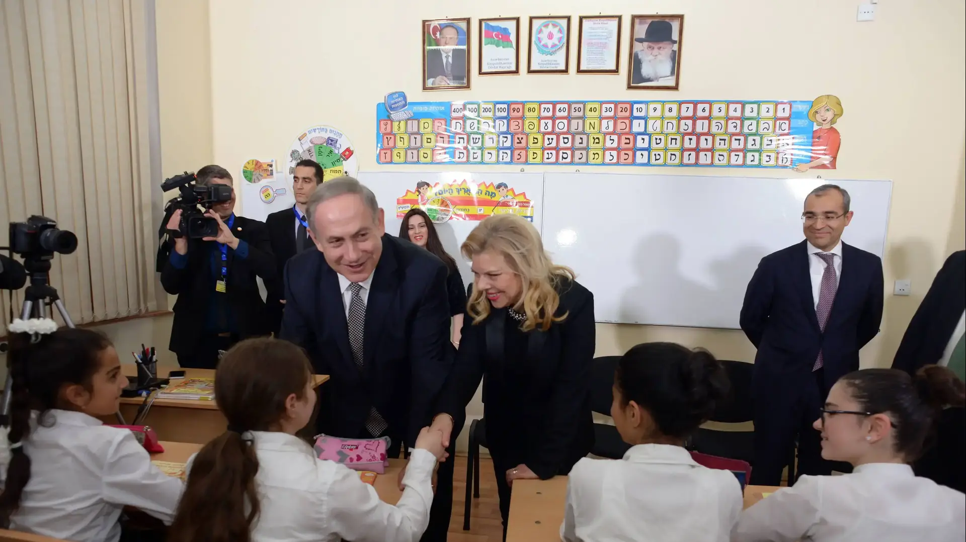 ראש הממשלה ואשתו עם הקהילה היהודית באזרבייג'ן, דצמבר 2016 ראש הממשלה ואשתו עם הקהילה היהודית באזרבייג'ן, דצמבר 2016