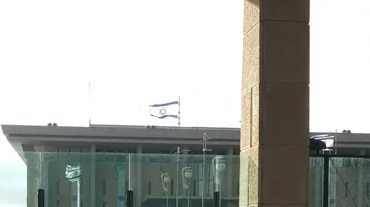 מחאת העוזרות הפרלמנטריות נגד משמר הכנסת והחצאיות הקצרות, כנסת. דצמבר 2016