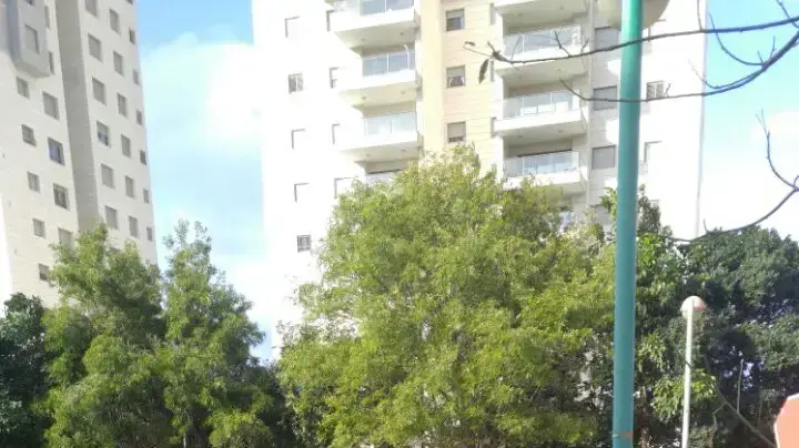 ספה עפה ממרפסת ופגעה באישה, רחוב וינקלר, פתח תקווה. דצמבר 2016 ספה עפה ממרפסת ופגעה באישה, רחוב וינקלר, פתח תקווה. דצמבר 2016