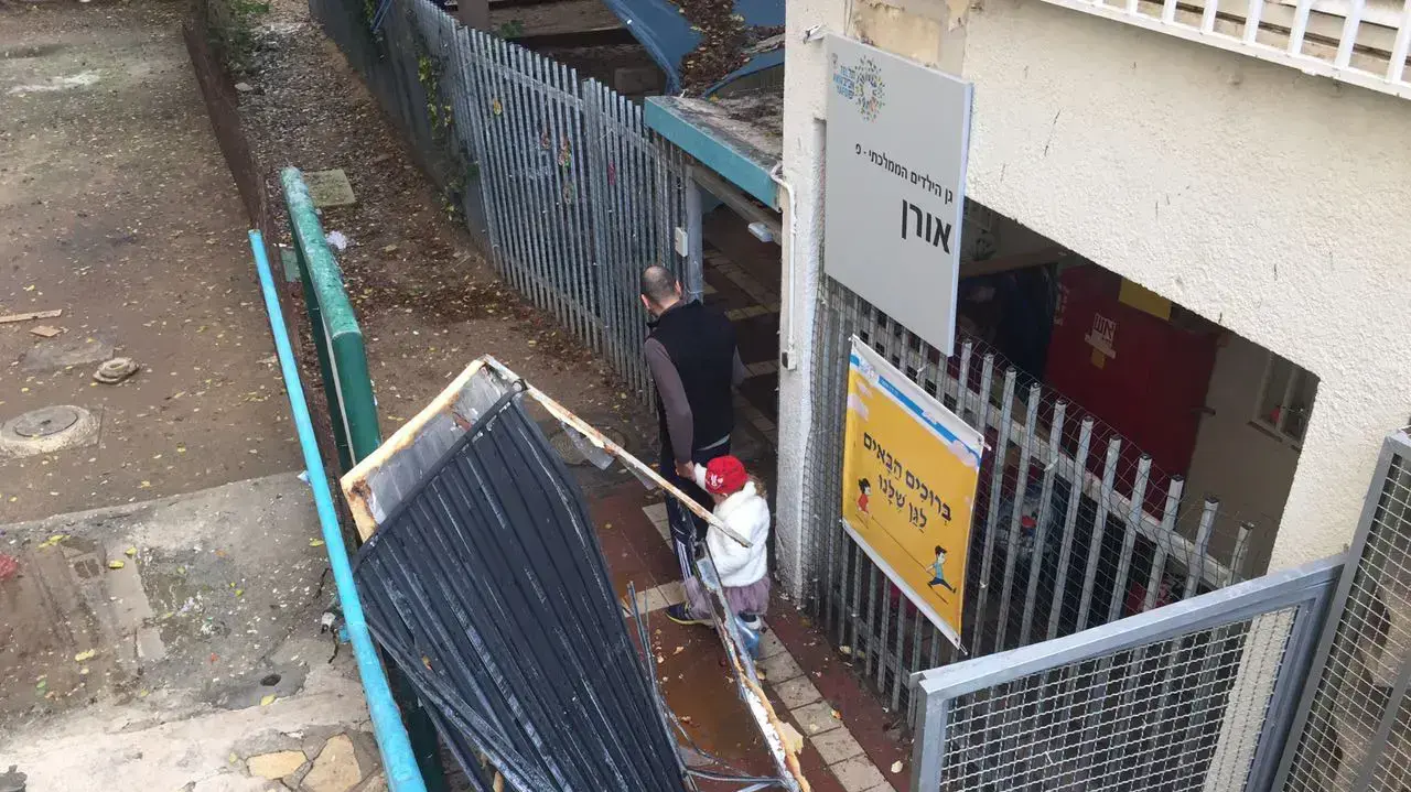 בשל מזג האוויר הסוער קולטים של דודי שמש מבניינים סמוכים נפלו בכניסה לגן ילדים "אורן", תל אביב. דצמבר 2016 בשל מזג האוויר הסוער קולטים של דודי שמש מבניינים סמוכים נפלו בכניסה לגן ילדים "אורן", תל אביב. דצמבר 2016