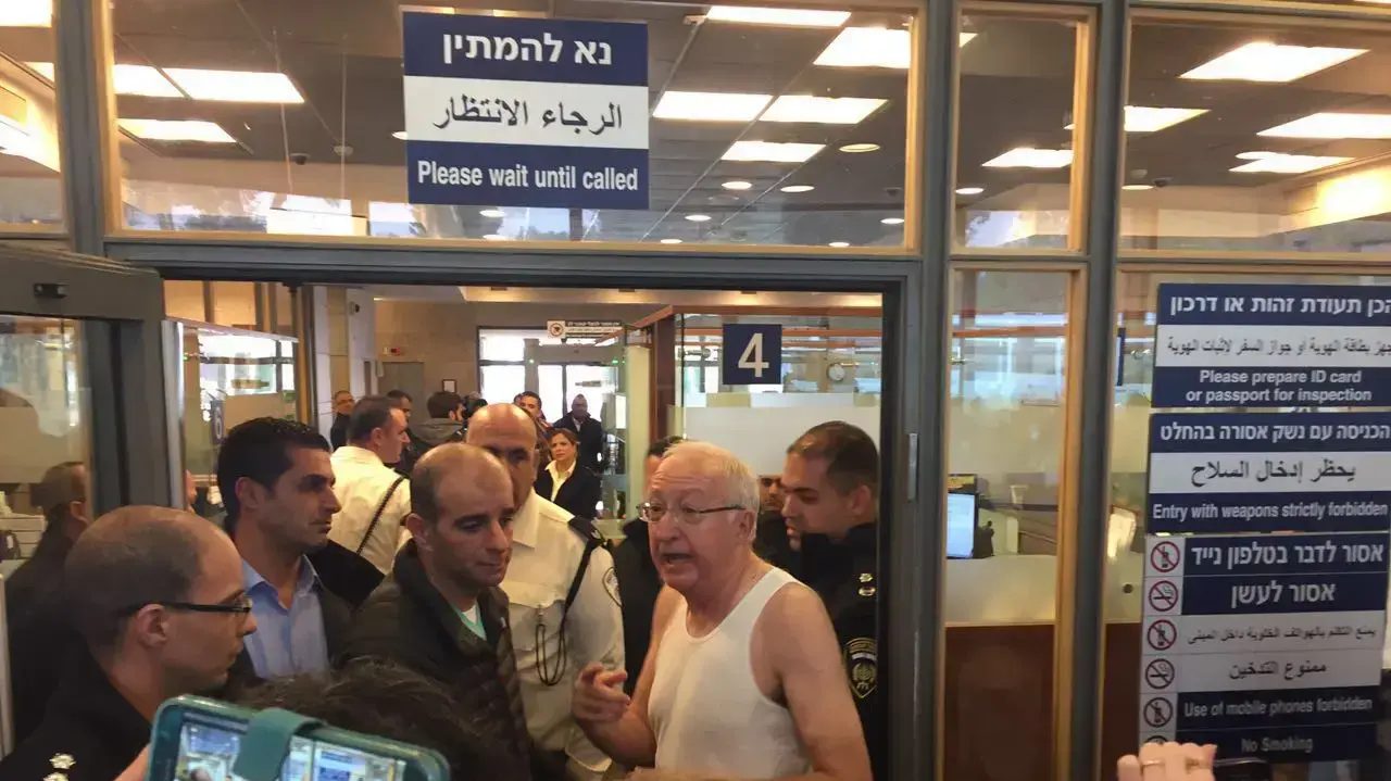 ח"כ מנואל טרכטנברג במחאת העוזרות הפרלמנטריות נגד משמר הכנסת והחצאיות הקצרות, כנסת. דצמבר 2016 ח"כ מנואל טרכטנברג במחאת העוזרות הפרלמנטריות נגד משמר הכנסת והחצאיות הקצרות, כנסת. דצמבר 2016