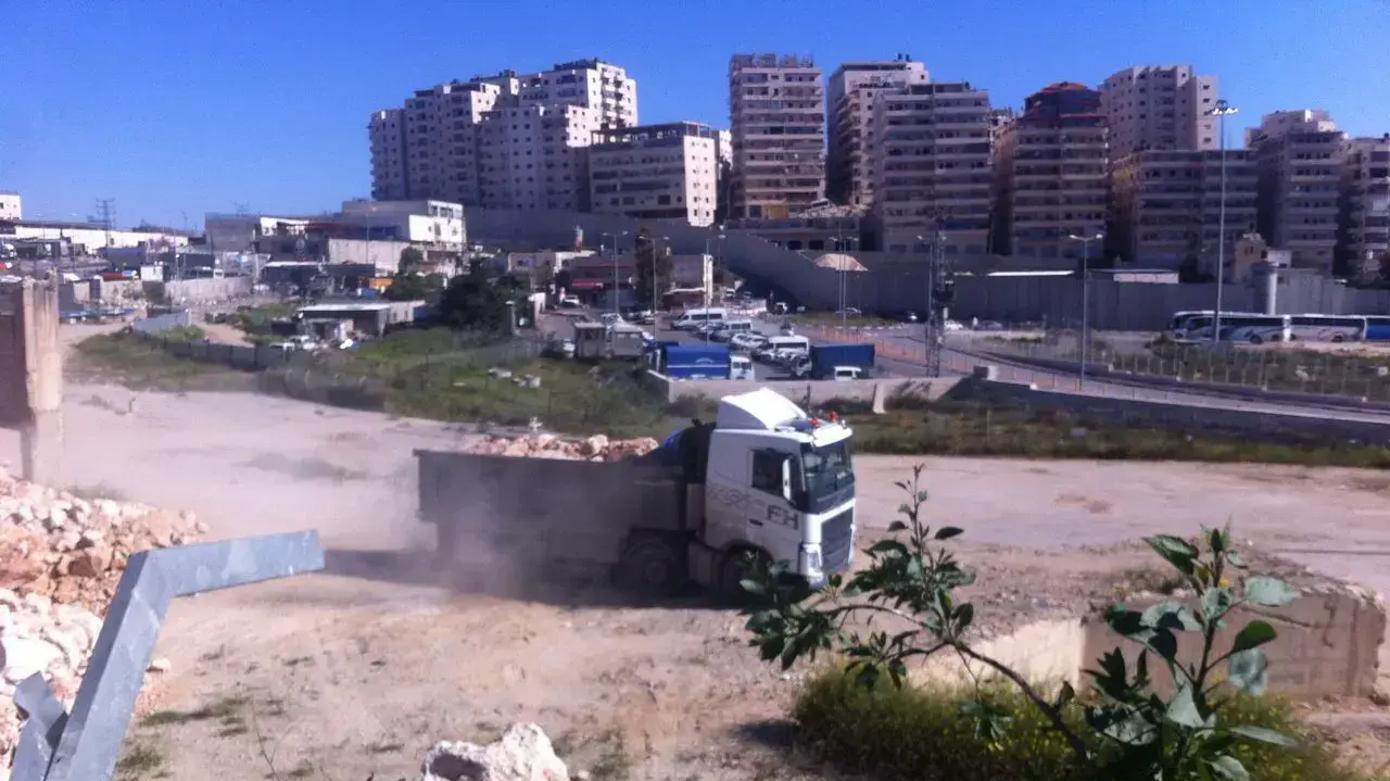 תחנת גריסת פסולת הבניין שהקימה העירייה בפתח מחנה הפליטים שועפאט. דצמבר 2016