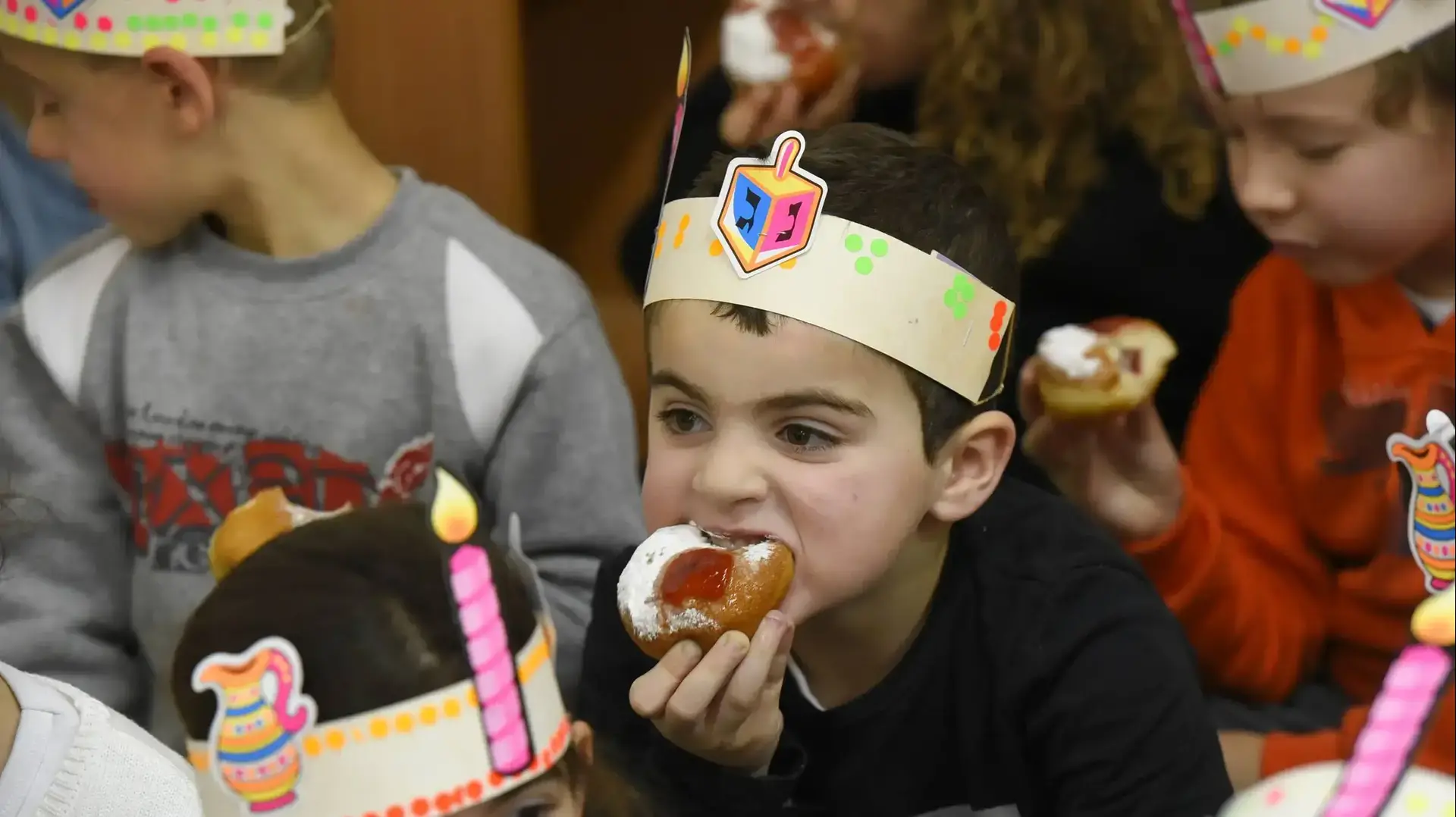 חוגגים את חג החנוכה בגן "שקד", אריאל. דצמבר 2016 חוגגים את חג החנוכה בגן "שקד", אריאל. דצמבר 2016