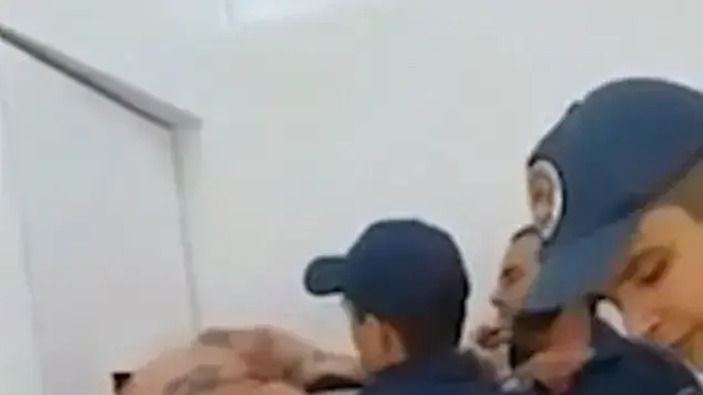 כבאים מחלצים אסיר נמלט