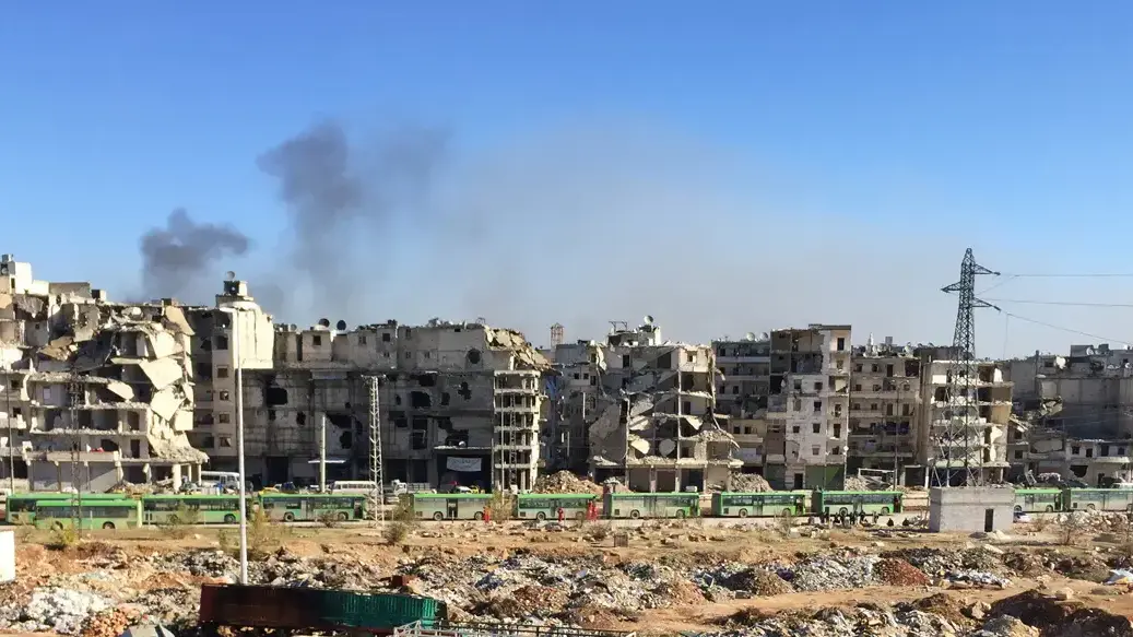 אוטובוסים מפנים אזרחים ומורדים ממזרח חאלב, סוריה. דצמבר 2016 אוטובוסים מפנים אזרחים ומורדים ממזרח חאלב, סוריה. דצמבר 2016