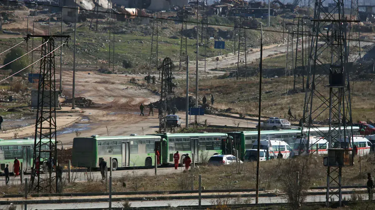 אוטובוסים מפנים אזרחים ומורדים ממזרח חאלב, סוריה. דצמבר 2016 אוטובוסים מפנים אזרחים ומורדים ממזרח חאלב, סוריה. דצמבר 2016