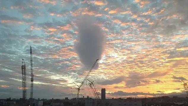 האם זה אותו ענן כדורי שצולם ביפן רק מזווית אחרת? האם זה אותו ענן כדורי שצולם ביפן רק מזווית אחרת?
