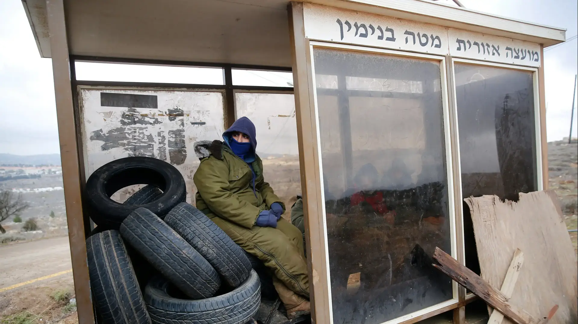 רעולי פנים במאחז עמונה לאחר שהתושבים שסירבו להתפנות בהסכמה, 15 בדצמבר 2016 רעולי פנים במאחז עמונה לאחר שהתושבים שסירבו להתפנות בהסכמה, 15 בדצמבר 2016