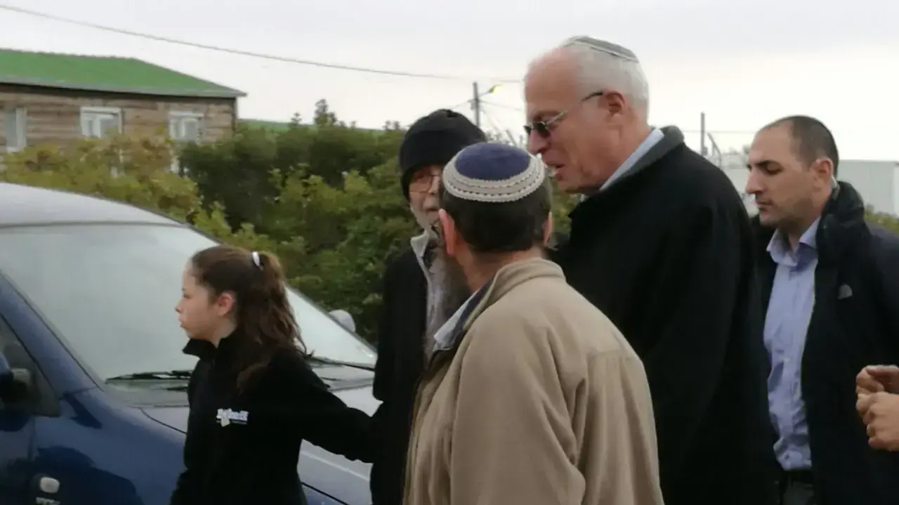 נושא: שר החקלאות אורי אריאל מבקר בעמונה, 16 בדצמבר 2016 נושא: שר החקלאות אורי אריאל מבקר בעמונה, 16 בדצמבר 2016
