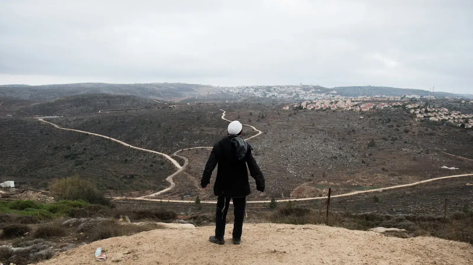 היערכות התושבים בעמונה לקראת פינוי המאחז, 16 בדצמבר 2016 היערכות התושבים בעמונה לקראת פינוי המאחז, 16 בדצמבר 2016