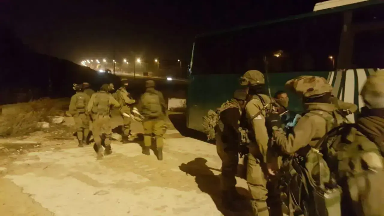 כוחות צה"ל מתאספים במאחז גבעת אסף לקראת פינוי עמונה, דצמבר 2016 כוחות צה"ל מתאספים במאחז גבעת אסף לקראת פינוי עמונה, דצמבר 2016