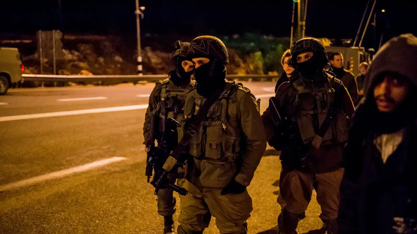 כוחות צה"ל באזור עמונה לקראת פינוי המאחז, דצמבר 2016 כוחות צה"ל באזור עמונה לקראת פינוי המאחז, דצמבר 2016