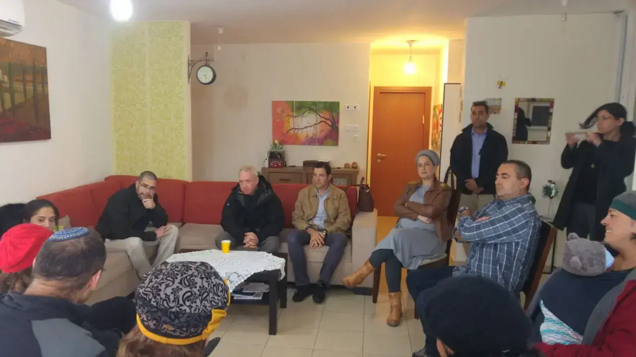 שר הבינוי יואב גלנט בפגישה עם תושבי עמונה במאחז, 18 בדצמבר 2016 שר הבינוי יואב גלנט בפגישה עם תושבי עמונה במאחז, 18 בדצמבר 2016