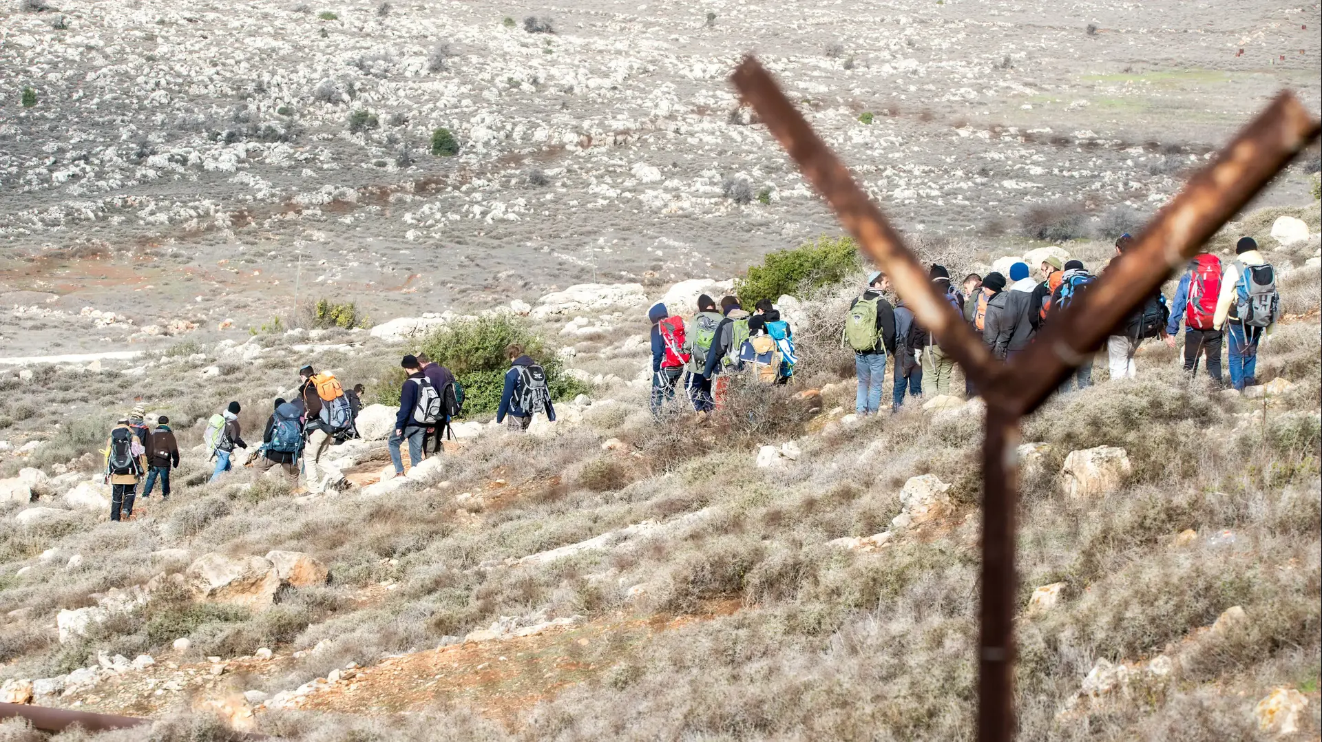 עשרות בני נוער הגיעו למאחז עמונה כדי להתנגד יחד עם תושבי המאחז לפינוי, 16 בדצמבר 2016 עשרות בני נוער הגיעו למאחז עמונה כדי להתנגד יחד עם תושבי המאחז לפינוי, 16 בדצמבר 2016