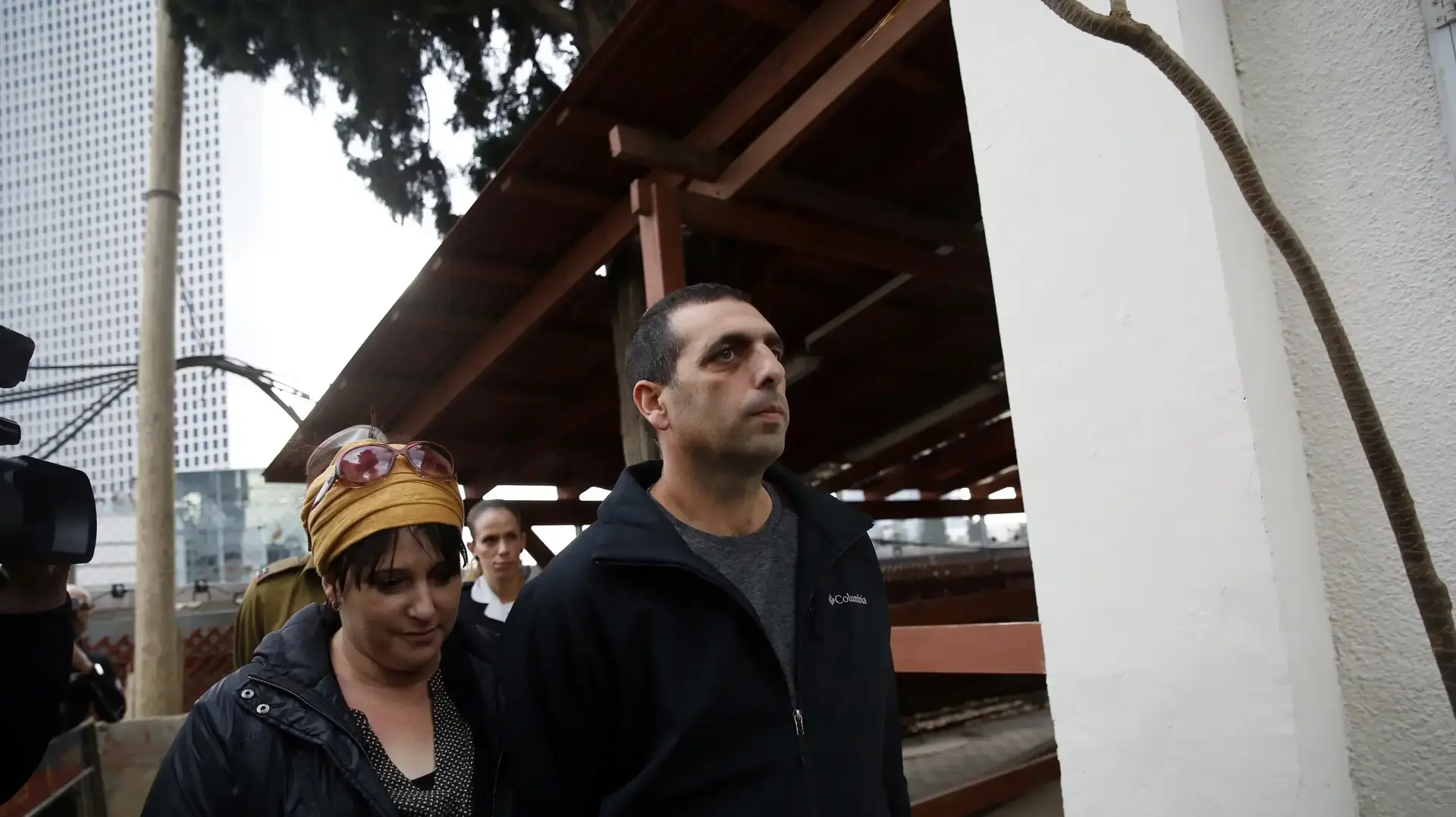 אופק בוכריס נכנס לשימוע יחד עם אשתו נעמה, בבית הדין הצבאי בקריה, 18 בדצמבר 2016