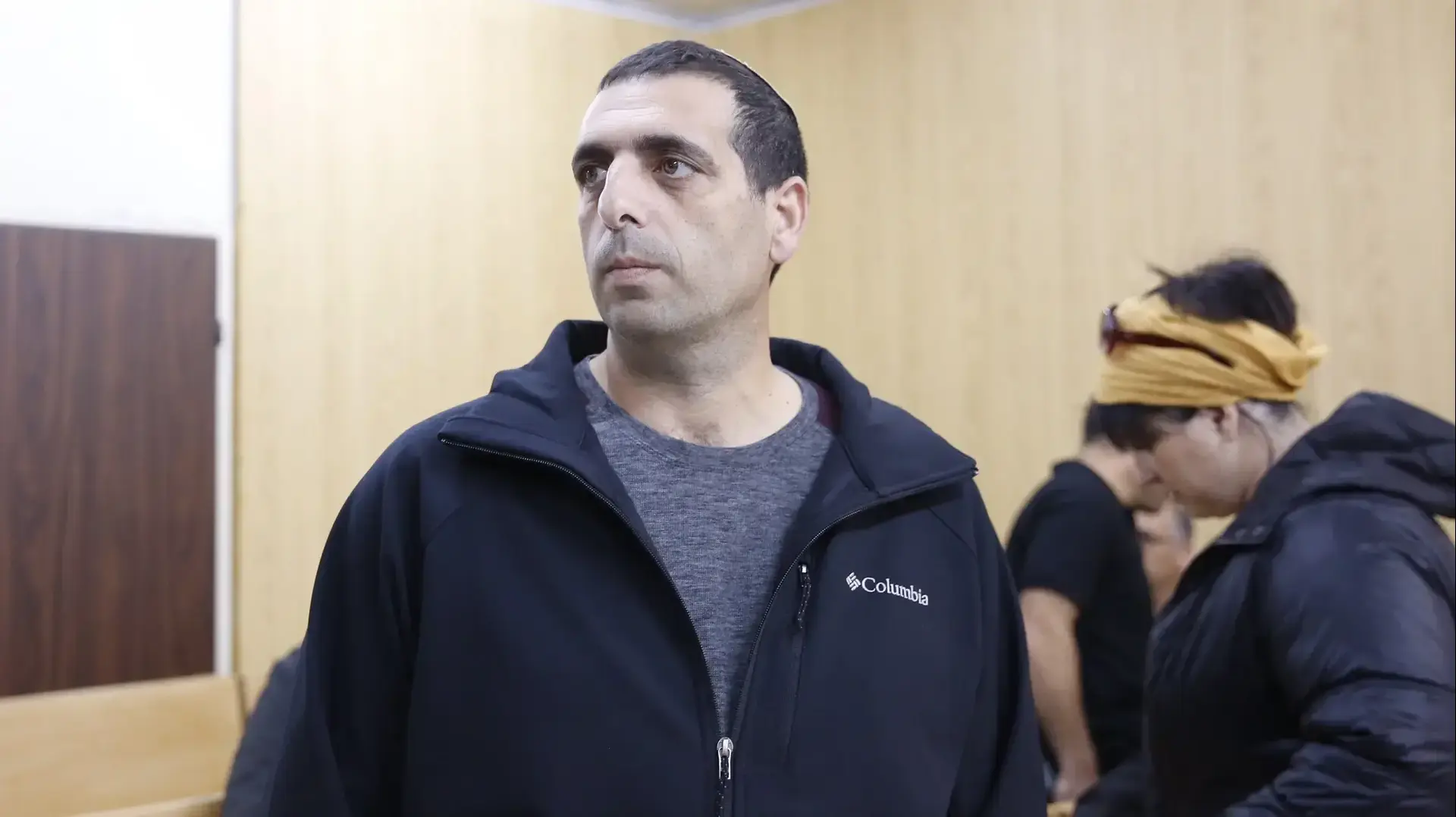 אופק בוכריס נכנס לשימוע יחד עם אשתו נעמה, בבית הדין הצבאי בקריה, 18 בדצמבר 2016