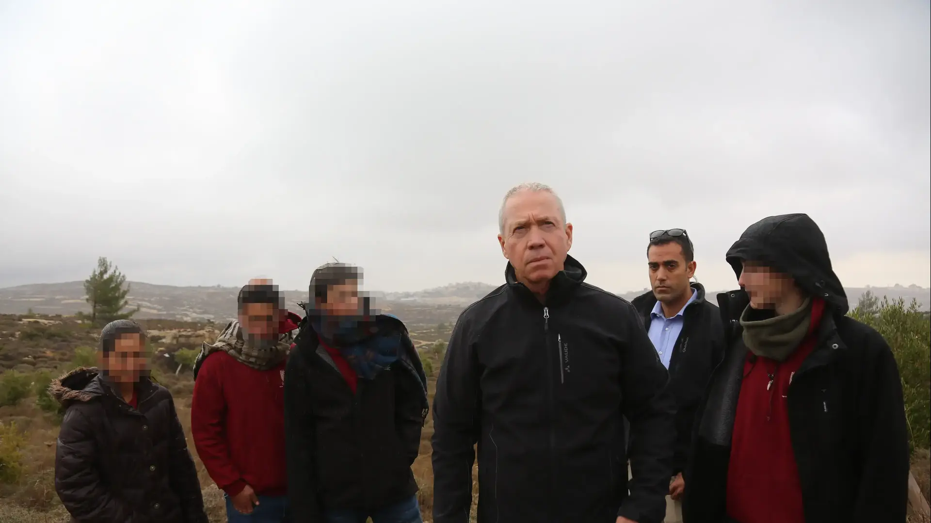 שר הבינוי והשיכון יואב גלנט בביקורו במאחז עמונה, 18 בדצמבר 2016 שר הבינוי והשיכון יואב גלנט בביקורו במאחז עמונה, 18 בדצמבר 2016
