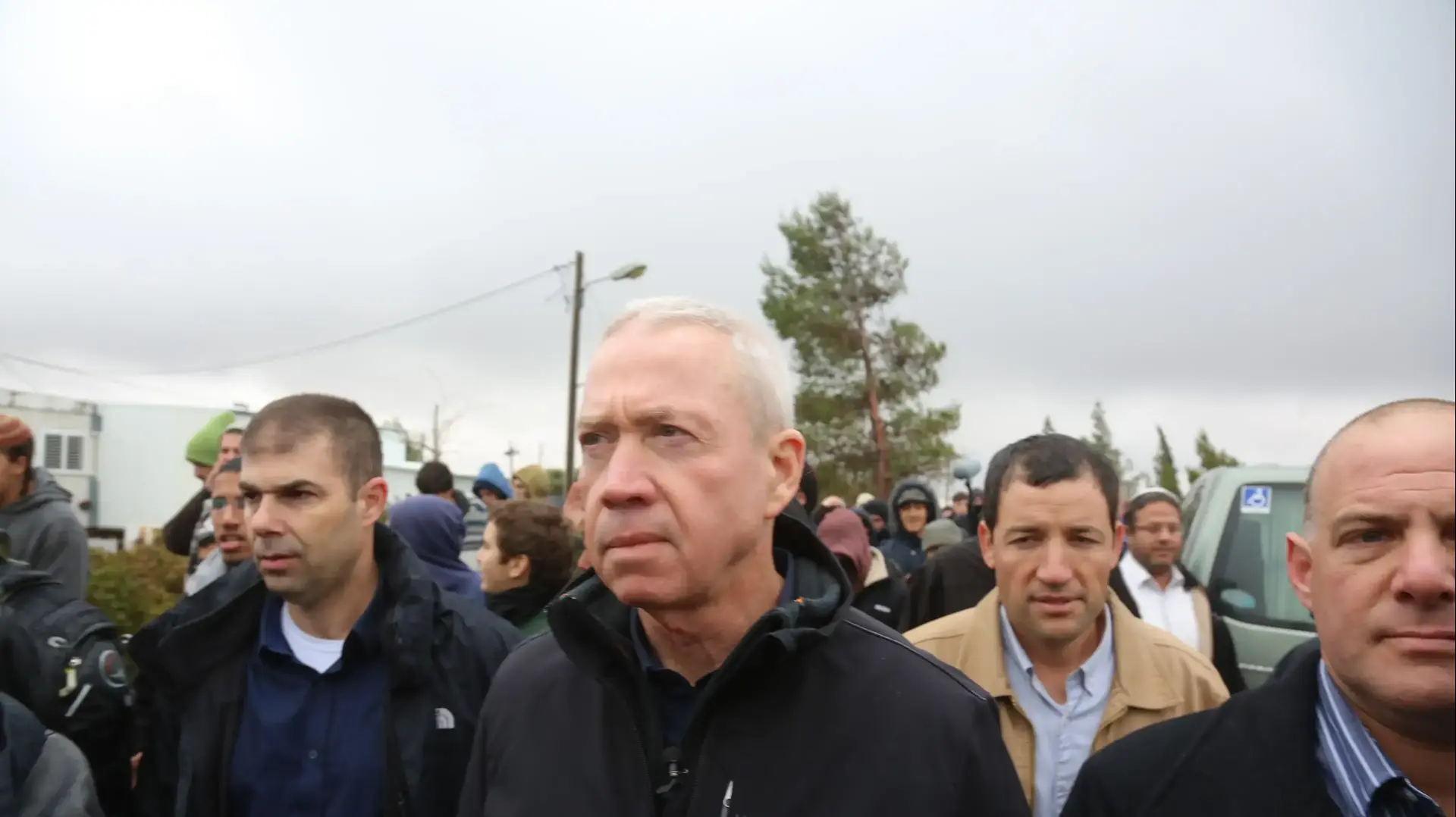 שר הבינוי והשיכון יואב גלנט בביקורו במאחז עמונה, 18 בדצמבר 2016 שר הבינוי והשיכון יואב גלנט בביקורו במאחז עמונה, 18 בדצמבר 2016