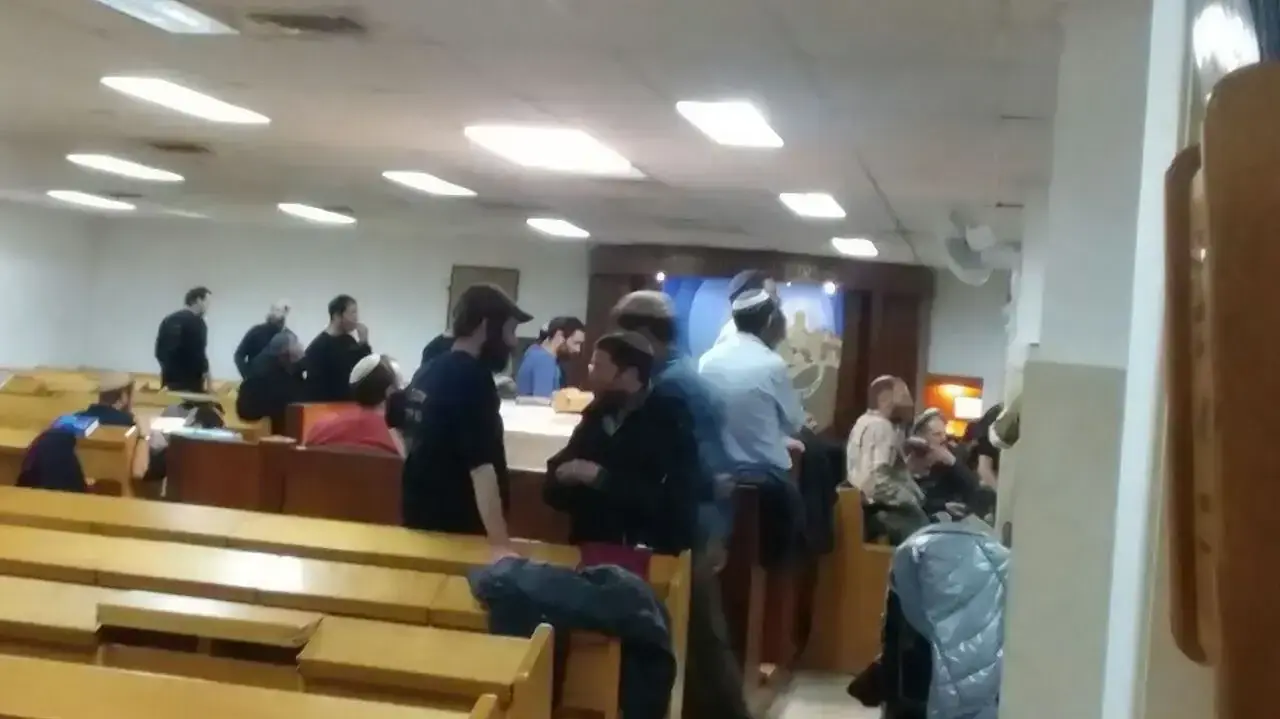 ישיבה של תושבי המאחז עמונה לאחר שהוצע להם מתווה נוסף לפינוי בהסכמה, עפרה, 18 בדצמבר 2016 ישיבה של תושבי המאחז עמונה לאחר שהוצע להם מתווה נוסף לפינוי בהסכמה, עפרה, 18 בדצמבר 2016