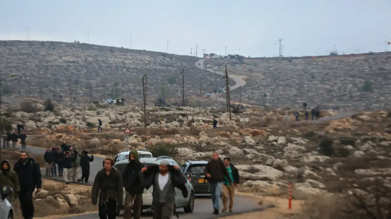 תומכי עמונה ששהו ביישוב עוזבים את לאחר ההחלטה על קבלת ההסכם. 18 בדצמבר 2016 תומכי עמונה ששהו ביישוב עוזבים את לאחר ההחלטה על קבלת ההסכם. 18 בדצמבר 2016