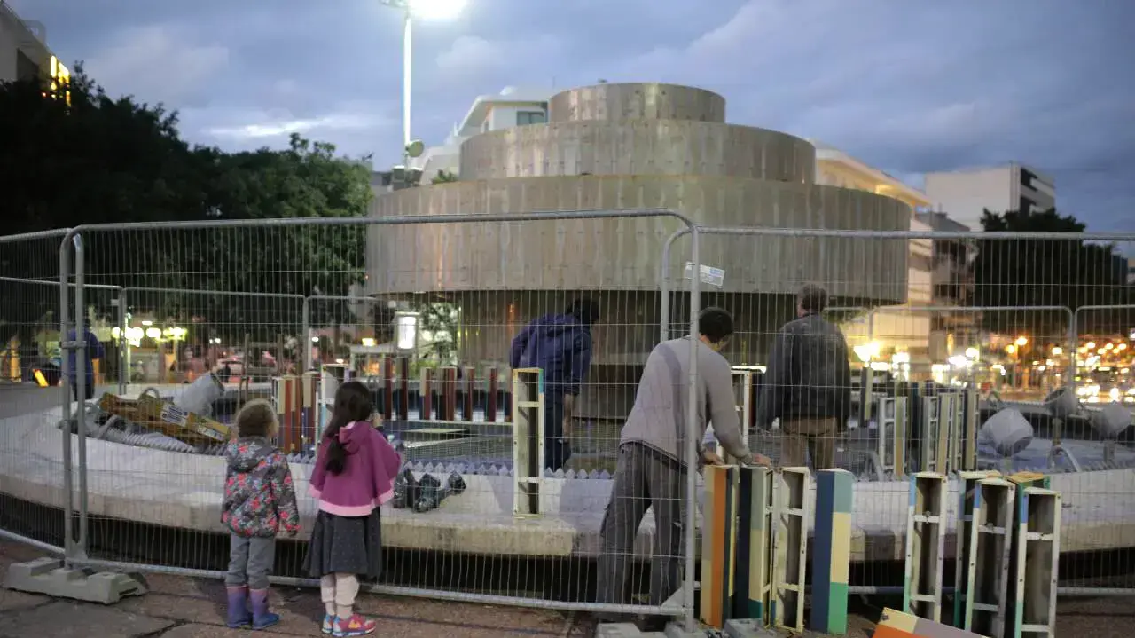 פירוק המזרקה בכיכר דיזנגוף לקראת הריסתה, תל אביב. 18 בדצמבר 2016