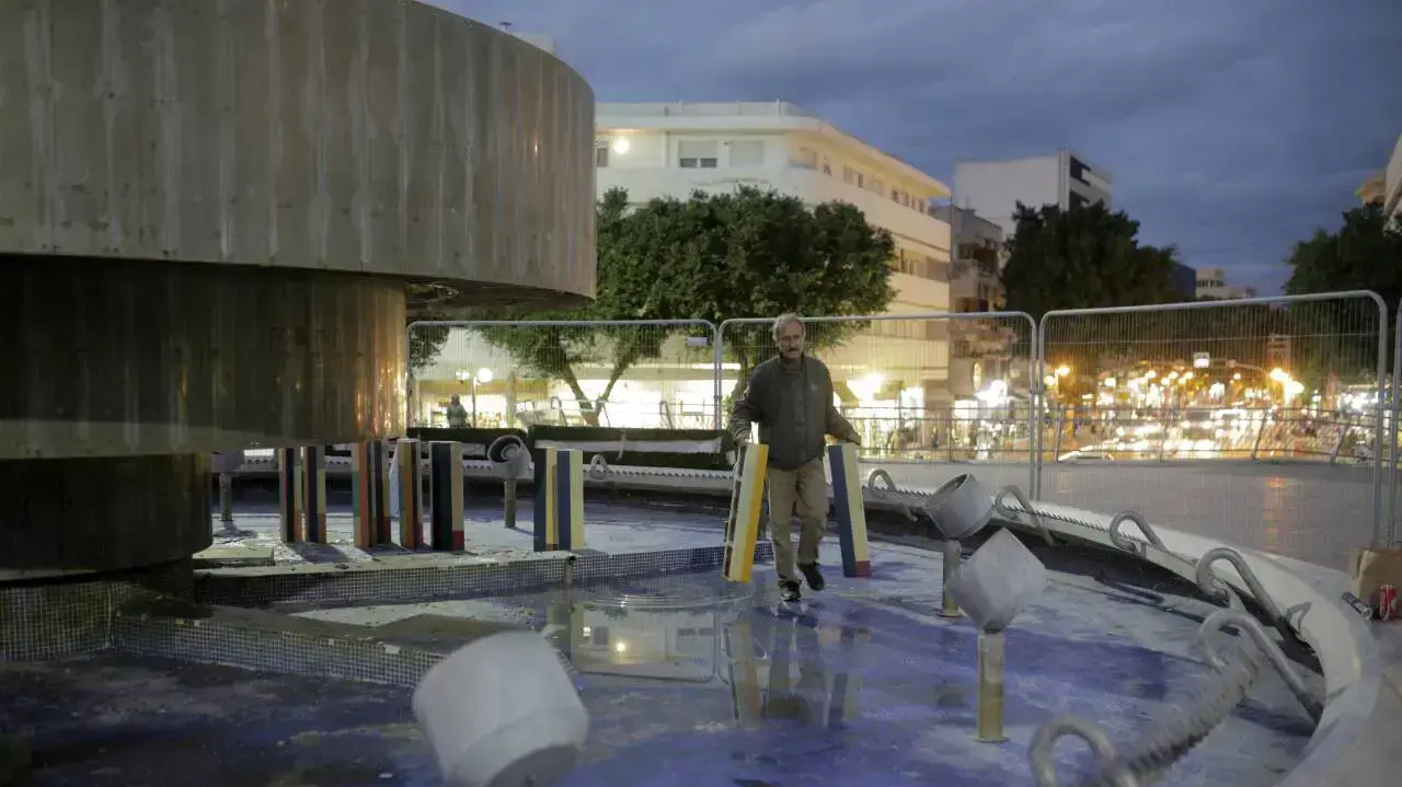 פירוק המזרקה בכיכר דיזנגוף לקראת הריסתה, תל אביב. 18 בדצמבר 2016 פירוק המזרקה בכיכר דיזנגוף לקראת הריסתה, תל אביב. 18 בדצמבר 2016