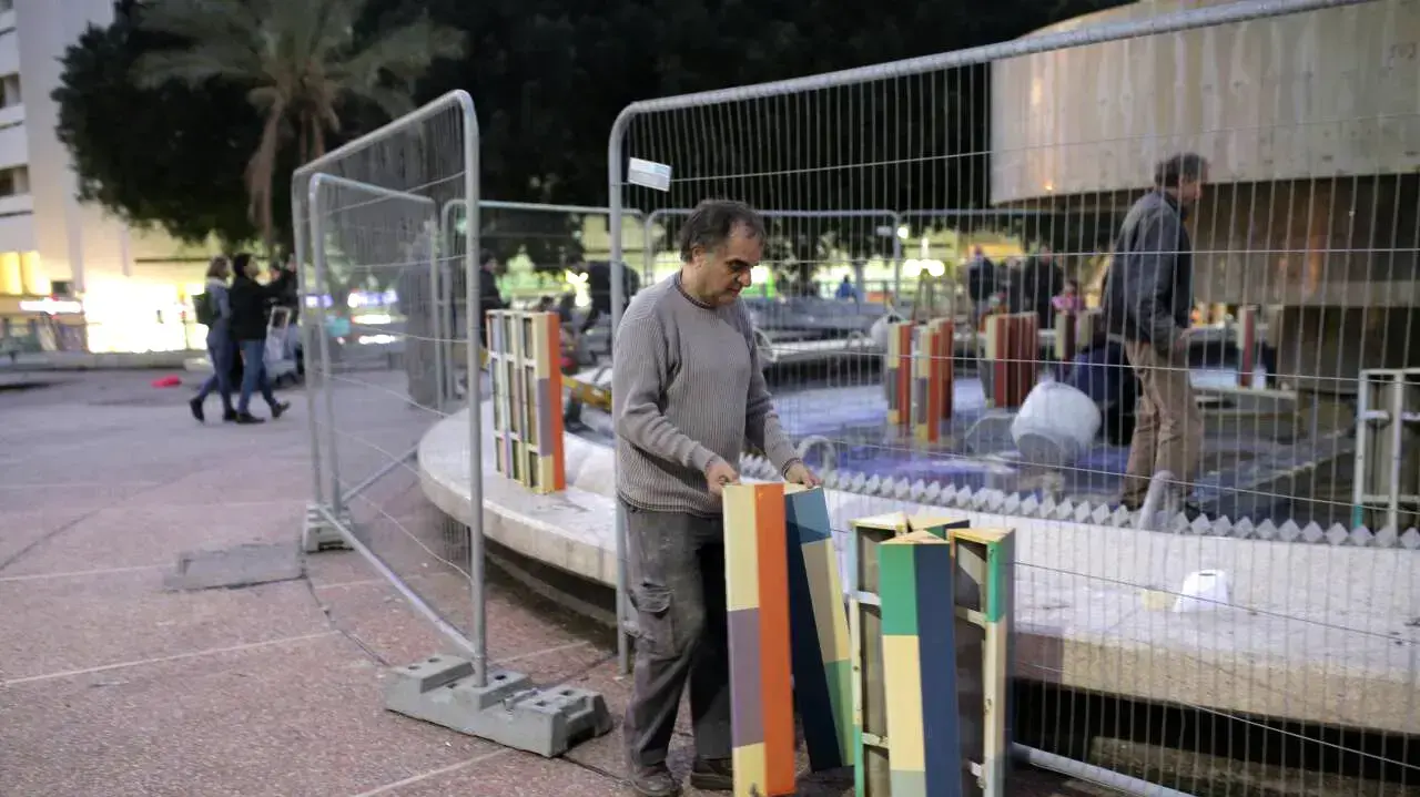 פירוק המזרקה בכיכר דיזנגוף לקראת הריסתה, תל אביב. 18 בדצמבר 2016 פירוק המזרקה בכיכר דיזנגוף לקראת הריסתה, תל אביב. 18 בדצמבר 2016
