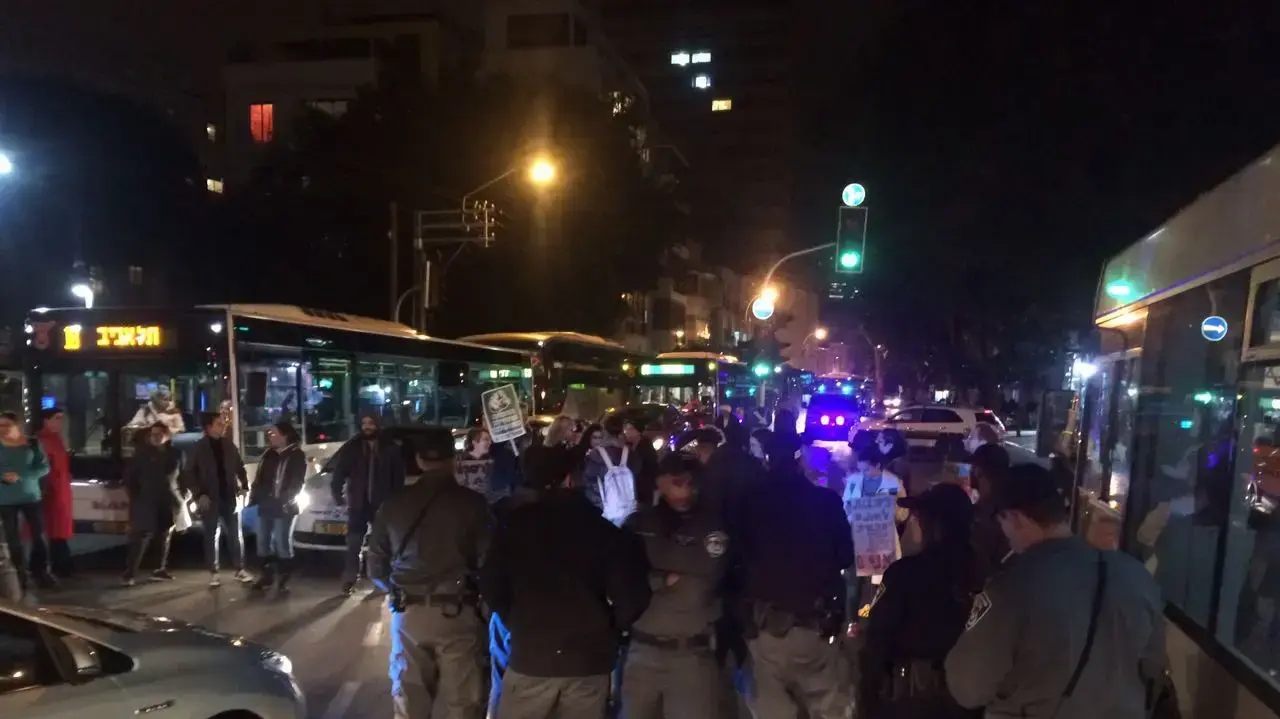 מפגן מחאה על ההחלטה לשחרר את משה קצב מהכלא. מרכז תל אביב 18 בדצמבר 2016 מפגן מחאה על ההחלטה לשחרר את משה קצב מהכלא. מרכז תל אביב 18 בדצמבר 2016