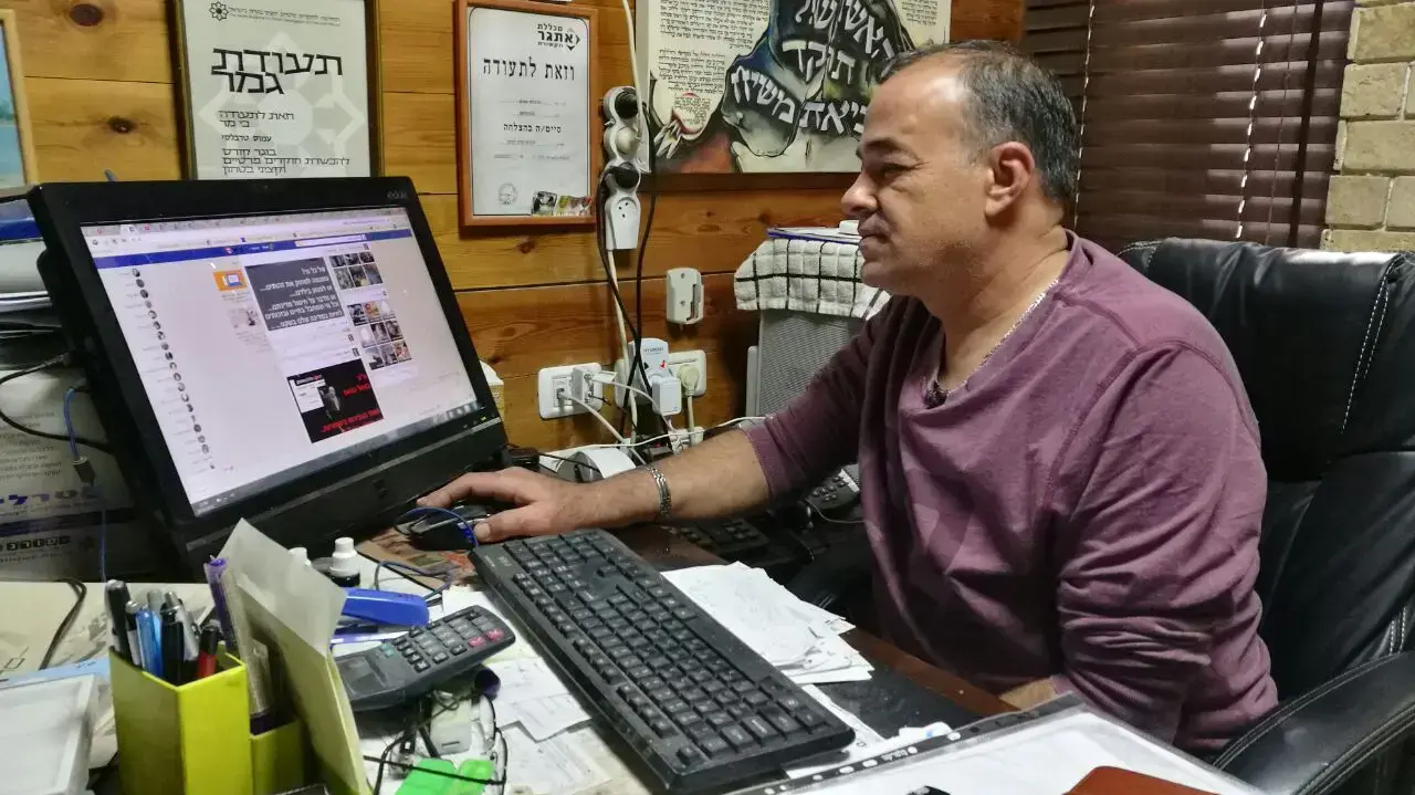 עמוס טרבלסי במשרדו במושב בית הגדי עמוס טרבלסי במשרדו במושב בית הגדי