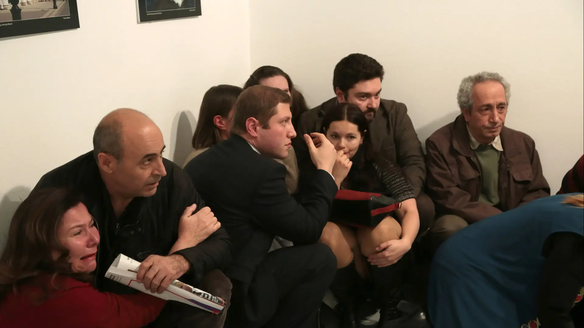 בני ערובה באנקרה לאחר ההתנקשות בשגריר רוסיה בטורקיה אנדריי קרלוב, 19 בדצמבר 2016 בני ערובה באנקרה לאחר ההתנקשות בשגריר רוסיה בטורקיה אנדריי קרלוב, 19 בדצמבר 2016