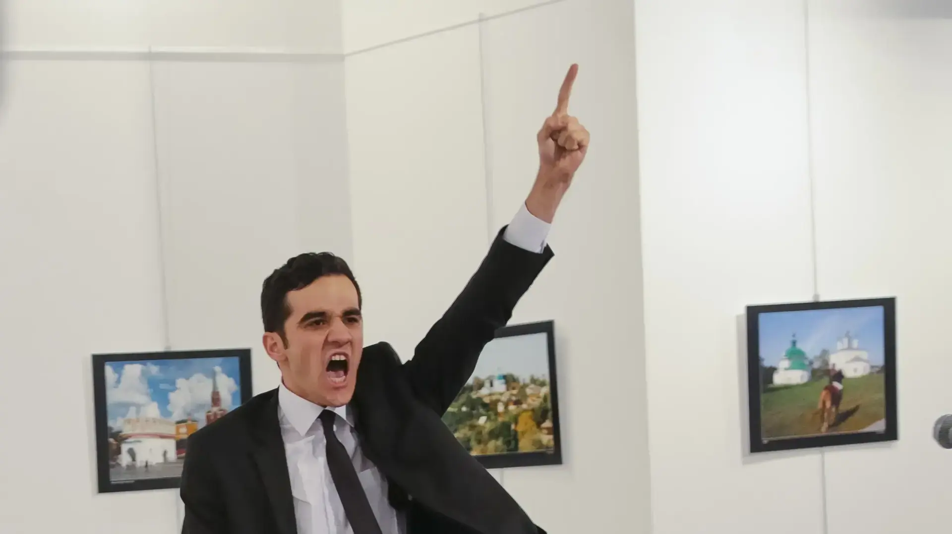 המתנקש מבלוט אלטינטאס שרצח הערב את שגריר רוסיה בטורקיה, 19 בדצמבר 2016 המתנקש מבלוט אלטינטאס שרצח הערב את שגריר רוסיה בטורקיה, 19 בדצמבר 2016