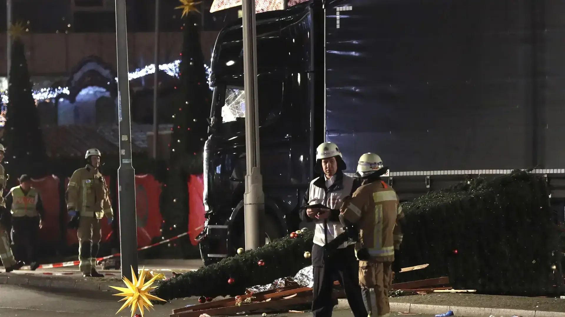 זירת הדריסה בשוק הומה אדם בברלין, 19 בדצמבר 2016 זירת הדריסה בשוק הומה אדם בברלין, 19 בדצמבר 2016