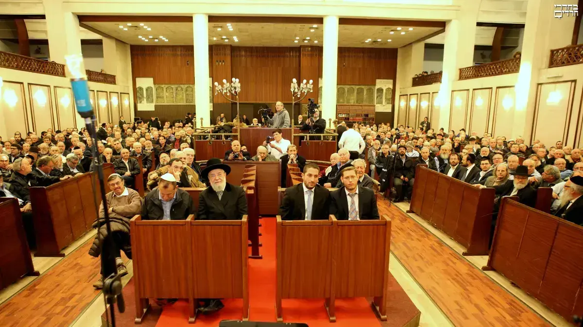 הרב לאו וראש עיריית תל אביב רון חולדאי באירוע קהילתי בבית הכנסת הגדול ברחוב אלנבי בתל אביב.